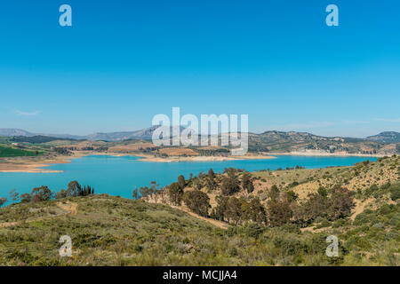 Embalse del Conde de Guadalhorce serbatoio, turchese del lago in un paesaggio secco, dammed su fiume Guadalhorce, Andalusia, Spagna Foto Stock