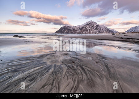 Strutture in sabbia, Skagsanden beach, Isole Lofoten in Norvegia Foto Stock