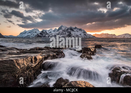 Costa a Vareid, Flakstadøya, Lofoten, Norvegia Foto Stock