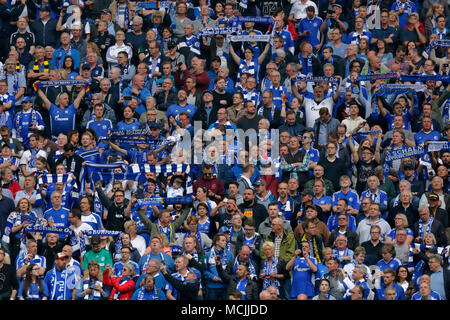 Sport, calcio, Bundesliga, 2017/2018, FC Schalke 04 vs BVB Borussia Dortmund 2:0, Veltins Arena Gelsenkirchen, divertimento ed entusiasmo al Schalke tifosi mostrando loro club sciarpa Foto Stock