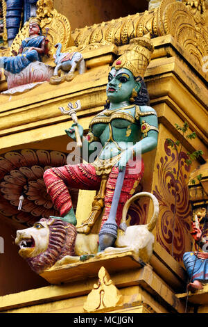 Figura a colori in un tempio indù, Sri Muthumariamman, Matale provincia centrale, Sri Lanka Foto Stock