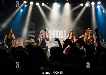 Le donne americane la banda metallica il ferro di fanciulle, tribute band del British heavy metal band Iron Maiden live in Schüür Foto Stock