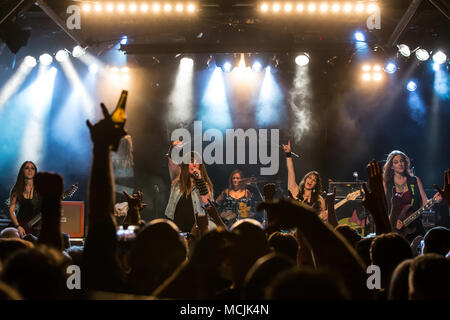 Le donne americane la banda metallica il ferro di fanciulle, tribute band del British heavy metal band Iron Maiden live in Schüür Foto Stock