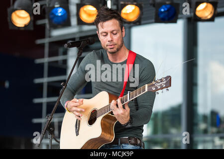 Il cantante britannico e cantautore Gareth Icke live al Blue Balls Festival di Lucerna, Svizzera Foto Stock