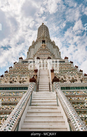 Phra Prang centrale torre di tempio, Wat Arun, Bangkok, Thailandia Foto Stock