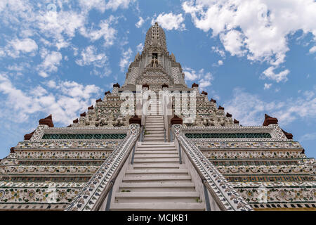 Phra Prang centrale torre di tempio, Wat Arun, Bangkok, Thailandia Foto Stock