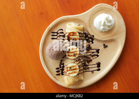 Banana crêpe freddo dessert, crêpe con banana e gelato al cioccolato Foto Stock