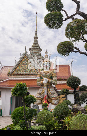 Tempio con le guardie del tempio, Wat Arun, tempio dell'alba, Bangkok, Thailandia Foto Stock