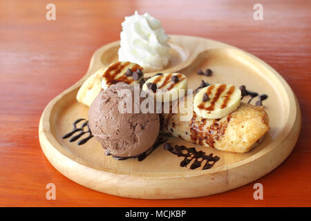 Banana crêpe freddo dessert, crêpe con banana e gelato al cioccolato Foto Stock