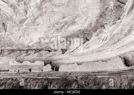 17 o 16 Camera rovina e un ancestrale rovina dei Pueblo in un nord verso l'alcova lungo il fiume San Juan vicino a Bluff, Utah. Foto Stock