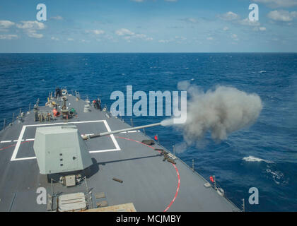 180413-N-UB406-0238 OCEANO ATLANTICO (13 aprile 2018) le visite-missile destroyer USS Farragut (DDG 99) incendi il suo marchio 45 5 pollici pistola durante un'esercitazione a fuoco. Farragut è distribuito come parte di Harry Truman Carrier Strike gruppo. (U.S. Foto di Marina di Massa lo specialista di comunicazione di terza classe Cameron M. Stoner/rilasciato) Foto Stock