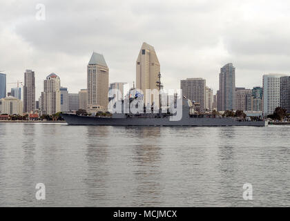 San Diego, California (16 aprile 2017) USS Mobile Bay (CG 53) prende il via a completare la USS John C. Stennis (CVN 74) il vettore Strike gruppo Cruiser-Destroyer (i petroli grezzi) Superficie Warfare Advanced Tactical Training (SWATT) esercizio. SWATTs sono guidati da SMWDC e supportato da un host di altre organizzazioni, e sono progettati per aumentare il combattimento proficiency, letalità, e l'interoperabilità delle unità partecipanti. (U.S. Navy foto di Clinton C. Beaird/rilasciato) Foto Stock