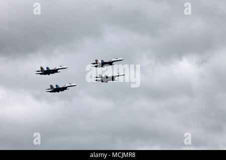 Aerobatic Team 'Cavalieri russo' su Su-27 esegue la dimostrazione di acrobazia Foto Stock