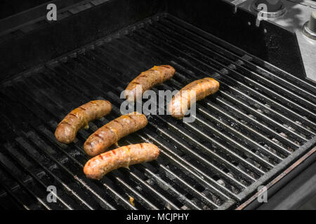 Salsicce di essere cucinati alla griglia Foto Stock