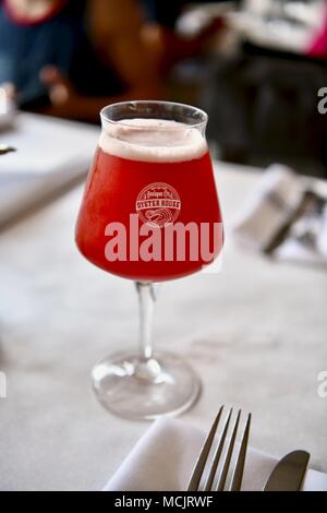 La pinta di birra alla frutta al Henlopen City Oyster House, Rehoboth Beach, Delaware, STATI UNITI D'AMERICA Foto Stock