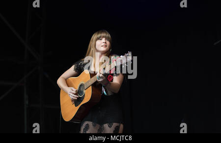 Courtney Marie Andrews una femmina superiore cantante del paese la riproduzione alla fine della strada festival 2017 Foto Stock