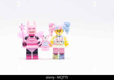 Minifigure di Batman e n-pop ragazza con rosa orsacchiotto. isolato su sfondo bianco. Foto Stock