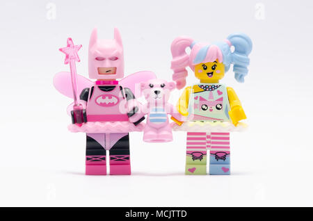 Minifigure di Batman e n-pop ragazza con rosa orsacchiotto. isolato su sfondo bianco. Foto Stock