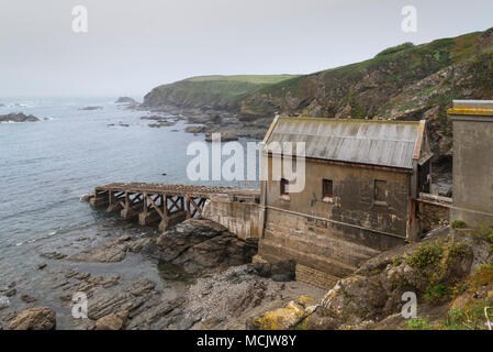 Scialuppa di salvataggio in disuso stazione presso Polpeor Cove su Lizard Point Foto Stock