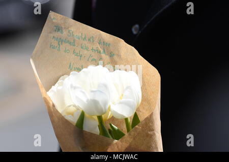 Una nota scritta su un omaggio floreale sul viale di castagni in Forest Gate, East London, dove 18-anno-vecchio, chiamato localmente come Sidhom Sami, vive con la nonna e il padre si era trovato knifed nel retro, a circa 10.50pm il lunedì. Foto Stock