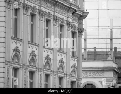 Fondo di architettura che unisce il vecchio edificio con un vetro nuovo. Foto Stock