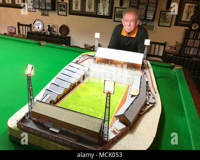 Pensionato ragioniere Chris Jepson ha speso più di 500 ore facendo un modello in scala del Molineux Stadium di materiali quali ad esempio dei fiammiferi. La vita lunga Wolverhampton Wanderers ventola, ha iniziato la sua creazione in ottobre 2016 e sono riusciti a finire in tempo per la loro promozione alla Premier League. Foto Stock