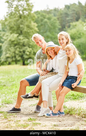 Famiglia prende il break su una passeggiata o una gita in estate Foto Stock