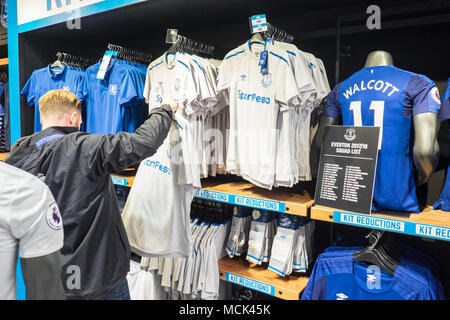 Everton due,Everton,football,Club,replica,kit,magliette da calcio shop,Liverpool One,negozi,centro,negozi,area,zona,Liverpool, Merseyside,UK,U.K.,l'Europa, Foto Stock