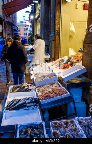 La mattina presto in un negozio di pesce in Via Drapperie, Bologna, Italia Foto Stock