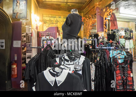 Barcellona,Gaudi,stile,Grand Central, Bazaar,vintage,hippy,hippie,abbigliamento,vestiti,negozi,store,si spegne,negozi,Liverpool, Merseyside,l'Inghilterra,UK,U.K., Foto Stock