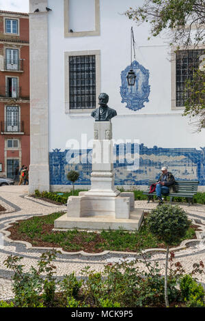 Il busto di Julio de Castilho in Miradouro de Santa Luzia a Lisbona, Portogallo Foto Stock