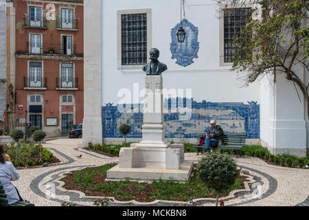 Il busto di Julio de Castilho in Miradouro de Santa Luzia a Lisbona, Portogallo Foto Stock