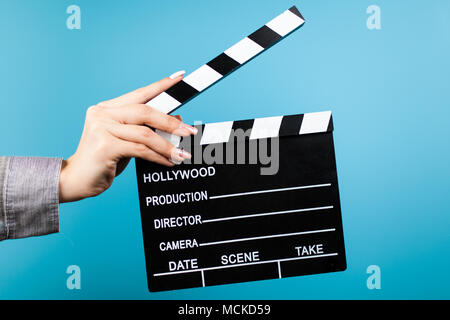 Mani femminili tenendo un clapperboard Foto Stock
