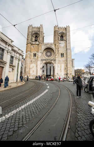 La facciata della cattedrale di Sé a Lisbona, Portogallo Foto Stock