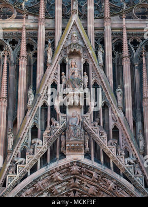 La Madonna della cattedrale di Strasburgo facciata dettaglio Foto Stock