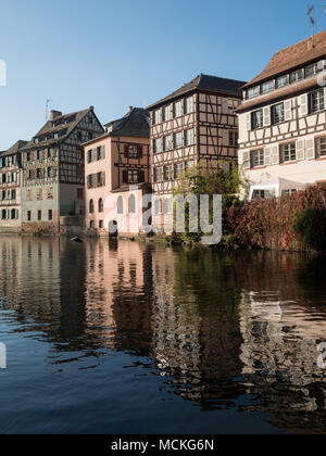 Metà case con travi di legno lungo il fiume Ill a Strasburgo Foto Stock