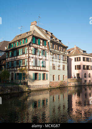 Metà case con travi di legno lungo il fiume Ill a Strasburgo Foto Stock