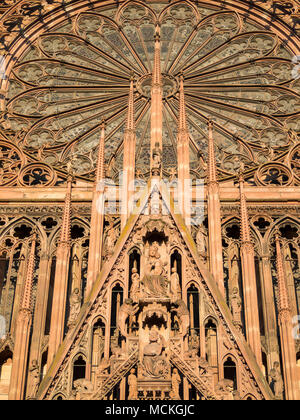 Dettagli della facciata ovest della cattedrale di Nostra Signora di Strasburgo Foto Stock