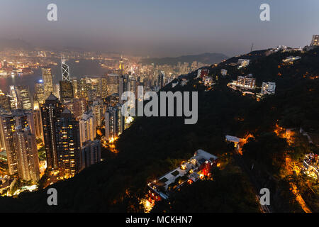 Hong Kong skyline della città di notte da Victoria Peak Foto Stock