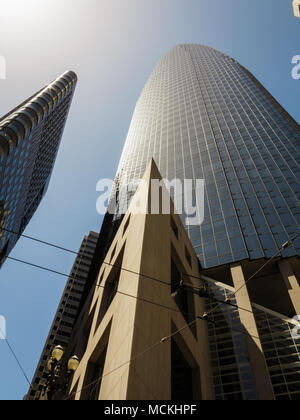Le barche a vela navigano nelle acque vicino al Golden Gate Bridge, parzialmente oscurato dalla nebbia, creando una vista panoramica. Foto Stock