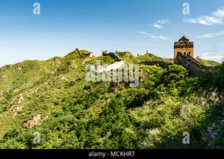 Avamposto sulla Grande Muraglia Cinese e il verde della campagna Foto Stock