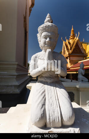 Dettaglio del primo piano di inginocchiarsi e pregare statua del Buddha al Palazzo Reale di phnom penh Foto Stock