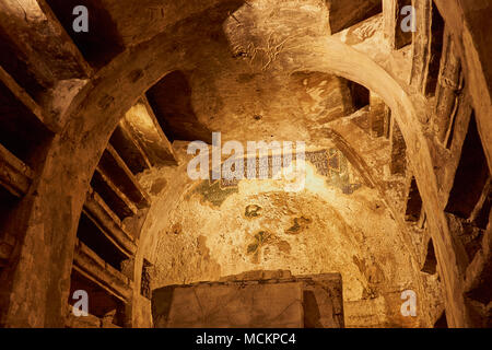 Cristiane antiche tombe romane con iscrizione "Hic requiescit in pace..." ("Qui riposa in pace...") in una catacomba sotto la Basilica Sanita, Napoli Foto Stock