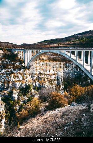 Incredibile ponte de Chaulere oltre il fiume Artuby nelle Gorges du Verdon, Francia. Foto Stock