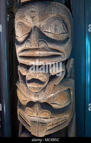 Primo piano di un antico intagliato prima indigene unite scultura realizzata in legno, nel Museo di Antropologia, Vancouver, Canada Foto Stock