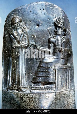 Legge il codice di Hammurabi re di Babilonia. Basalto. Il XVIII secolo A.C. Particolare rilievo: Hammurabi (in piedi) raffigurato come ricevere il suo insegne regali da Shamash, dio della giustizia. Louvre Mueum. Parigi, Francia. Foto Stock