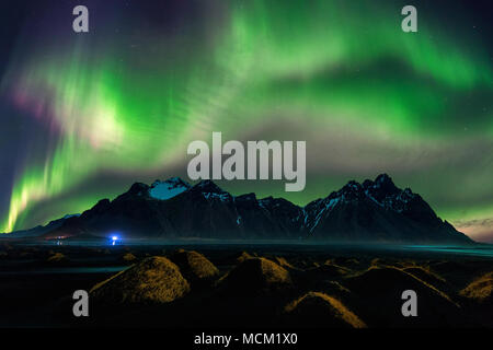 Northern Light aurora boreale a Vestrahorn montagne in Stokksnes, Islanda. Foto Stock