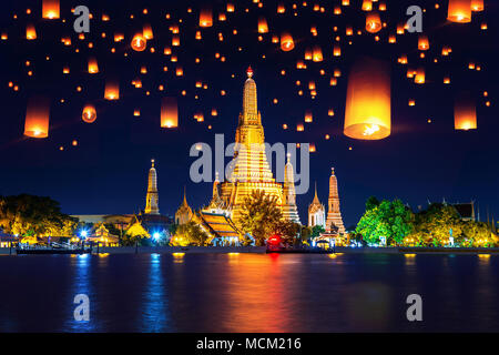 Il Wat Arun tempio e lanterna oscillante a Bangkok, in Thailandia. Foto Stock