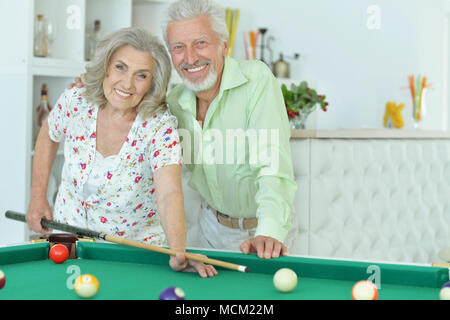 Coppia senior giocando a biliardo Foto Stock