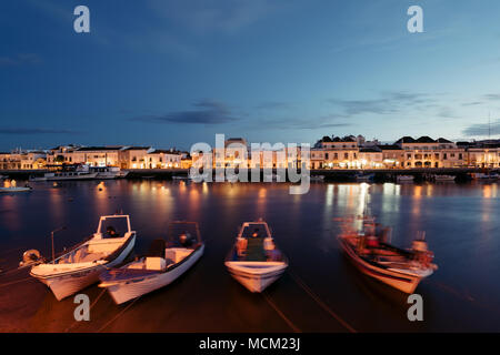 Tavira, Portogallo - 11 Aprile; 2018: barche da pesca presso la banca sul fiume Gilao nella vecchia città di Tavira, Algarve, Portogallo. Foto Stock